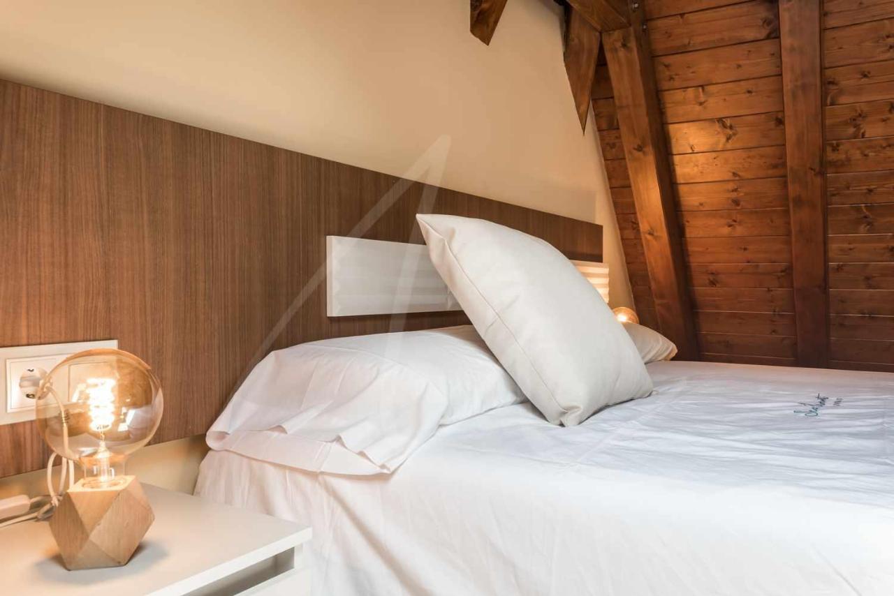 Casa Artiga De Lin By Seamount Rentals Les Bordes Exteriör bild