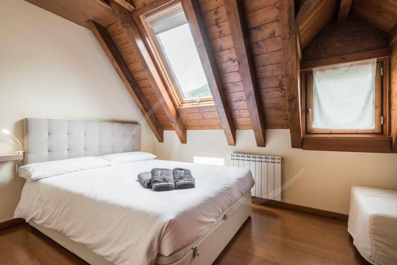 Casa Artiga De Lin By Seamount Rentals Les Bordes Exteriör bild